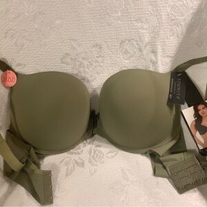 Youmita size 38DD NWT’s bra with underwire and triple hook/eye fasten
